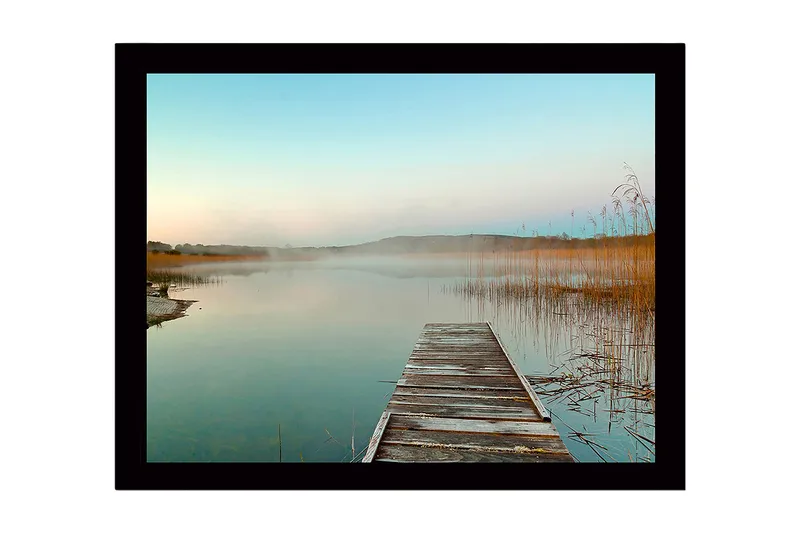 Indrammet lærredstryk i træ - 41x56 cm - Spejlblankt sølandskab med en træmole, der strækker sig ud i vandet, Blå / Beige / Grøn