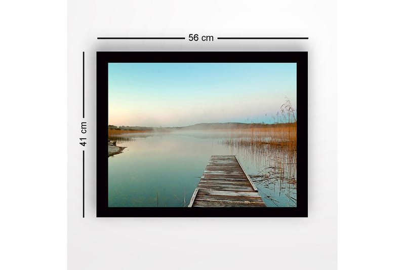 Indrammet lærredstryk i træ - 41x56 cm - Spejlblankt sølandskab med en træmole, der strækker sig ud i vandet - Blå / Beige / Grøn - Boligtilbehør - Billeder & kunst