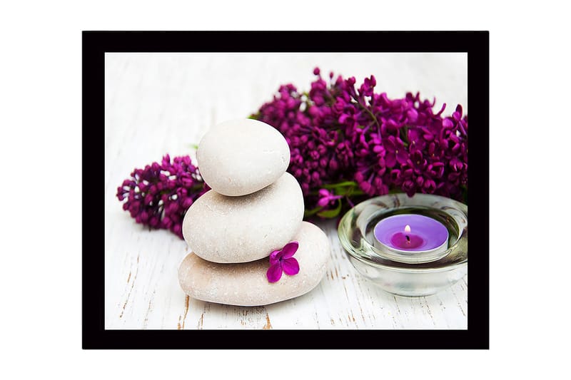Indrammet lærredstryk i træ - 41x56 cm - Stenbunke med lilla blomster og et duftlys, Lysegrå / Lilla / Grøn