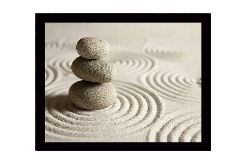 Indrammet lærredstryk i træ - 41x56 cm - Stenbunke på sand med cirkulære mønstre, Grå / Beige