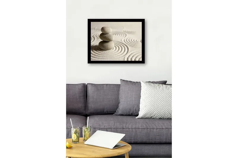 Indrammet lærredstryk i træ - 41x56 cm - Stenbunke på sand med cirkulære mønstre - Grå / Beige - Boligtilbehør - Billeder & kunst