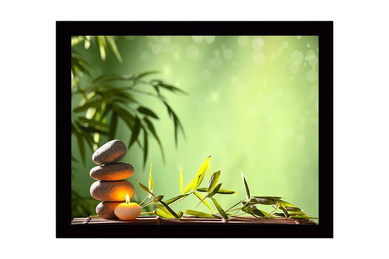 Indrammet lærredstryk i træ - 41x56 cm - Stenstable med et stearinlys omgivet af bambus og grønne nuancer, Grøn / Grå / Beige