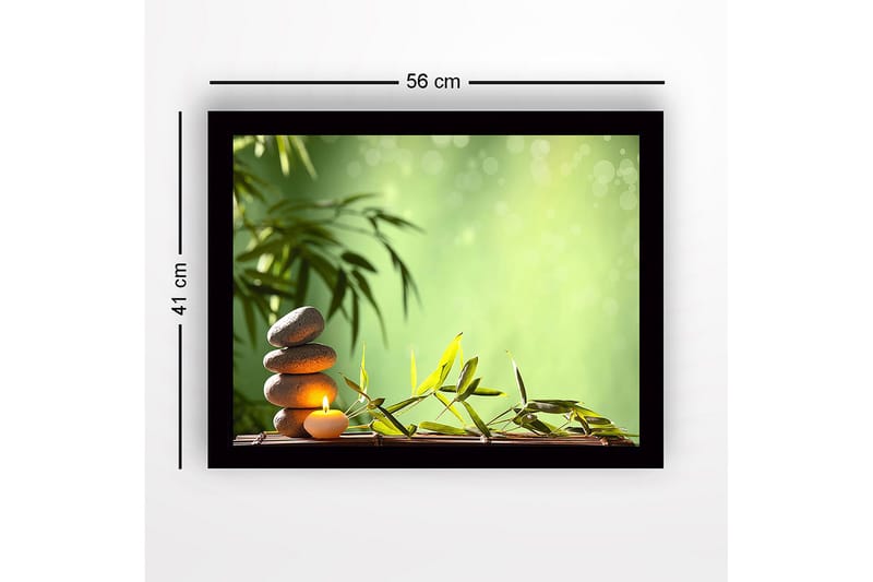 Indrammet lærredstryk i træ - 41x56 cm - Stenstable med et stearinlys omgivet af bambus og grønne nuancer - Grøn / Grå / Beige - Boligtilbehør - Billeder & kunst