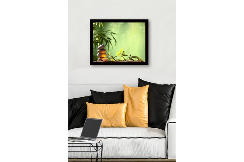 Indrammet lærredstryk i træ - 41x56 cm - Stenstable med et stearinlys omgivet af bambus og grønne nuancer - Grøn / Grå / Beige - Boligtilbehør - Billeder & kunst