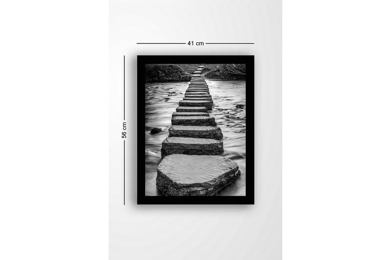 Indrammet lærredstryk i træ - 41x56 cm - Stentrappe, der fører over en strømmende vandoverflade - Grå / Sort - Boligtilbehør - Billeder & kunst