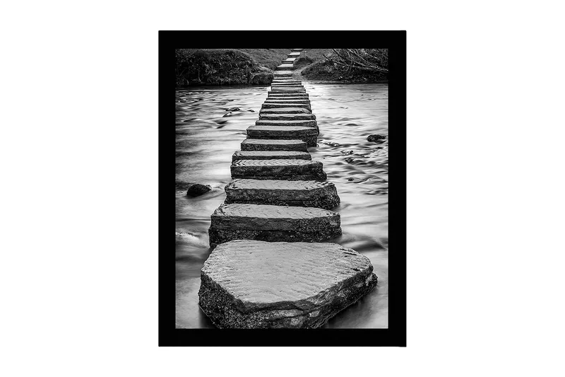 Indrammet lærredstryk i træ - 41x56 cm - Stentrappe, der fører over en strømmende vandoverflade, Grå / Sort