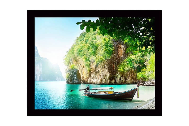 Indrammet lærredstryk i træ - 41x56 cm - Stillehavslandskab med en traditionel båd på en klippefyldt kyst, Turkis / Grøn / Brun
