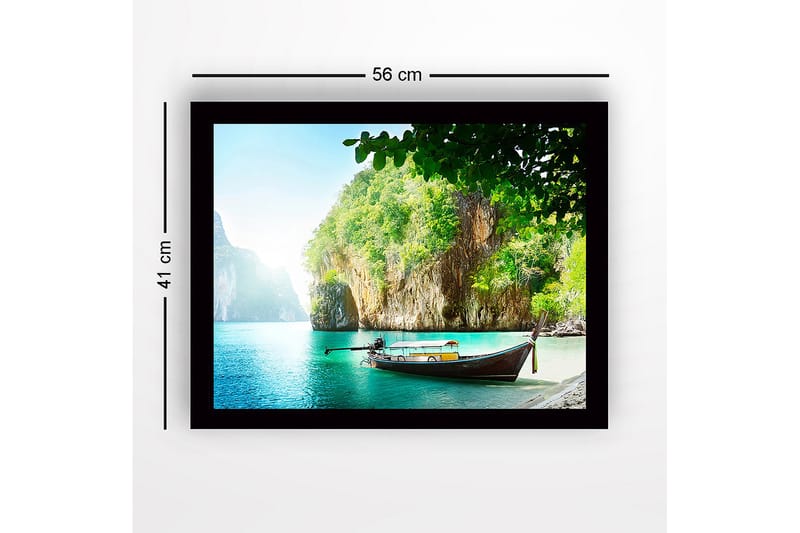 Indrammet lærredstryk i træ - 41x56 cm - Stillehavslandskab med en traditionel båd på en klippefyldt kyst - Turkis / Grøn / Brun - Boligtilbehør - Billeder & kunst