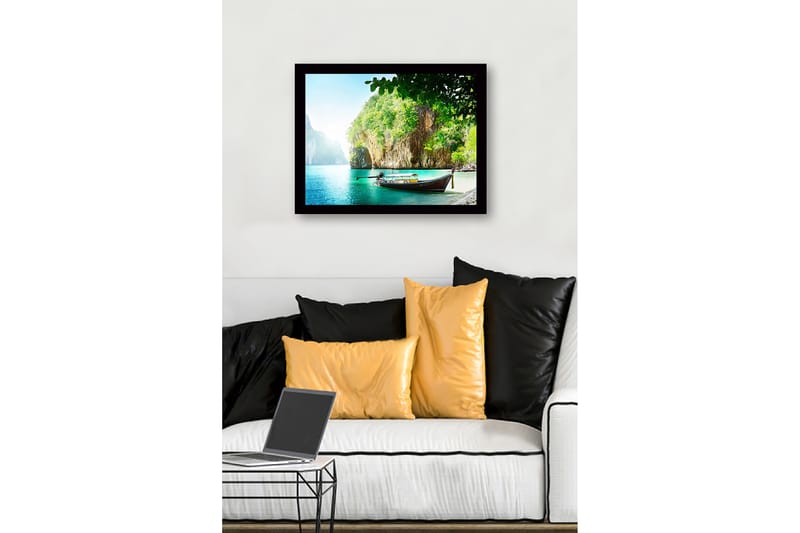 Indrammet lærredstryk i træ - 41x56 cm - Stillehavslandskab med en traditionel båd på en klippefyldt kyst - Turkis / Grøn / Brun - Boligtilbehør - Billeder & kunst