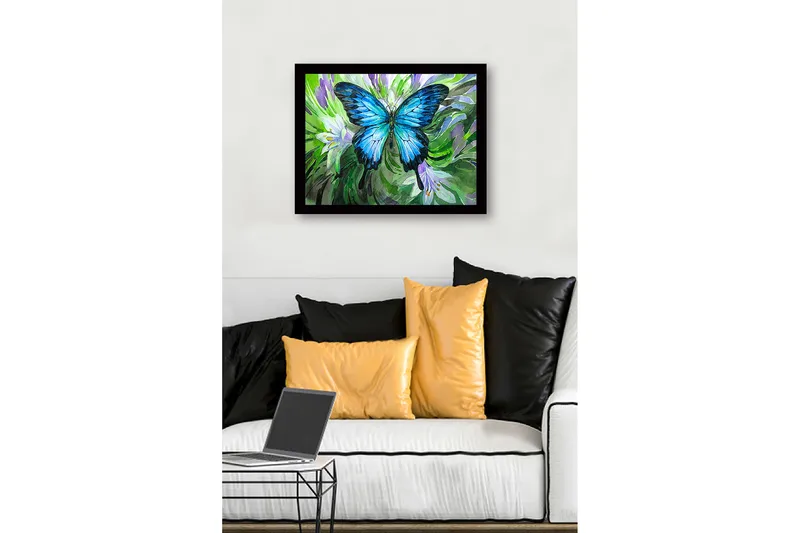 Indrammet lærredstryk i træ - 41x56 cm - Storslået blå sommerfugl i et grønt og lilla miljø - Blå / Grøn / Lilla - Boligtilbehør - Billeder & kunst