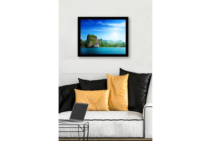 Indrammet lærredstryk i træ - 41x56 cm - Storslået kystlinje med klippeformationer og frodig vegetation - Blå / Grøn / Hvid - Boligtilbehør - Billeder & kunst