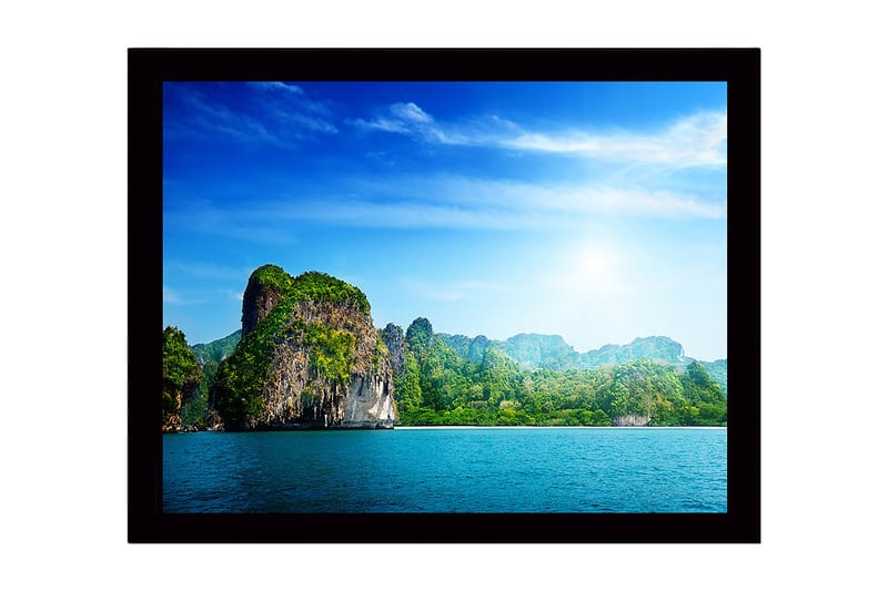 Indrammet lærredstryk i træ - 41x56 cm - Storslået kystlinje med klippeformationer og frodig vegetation - Blå / Grøn / Hvid - Boligtilbehør - Billeder & kunst