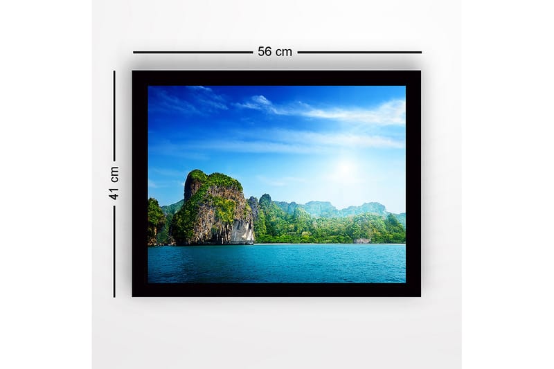 Indrammet lærredstryk i træ - 41x56 cm - Storslået kystlinje med klippeformationer og frodig vegetation - Blå / Grøn / Hvid - Boligtilbehør - Billeder & kunst