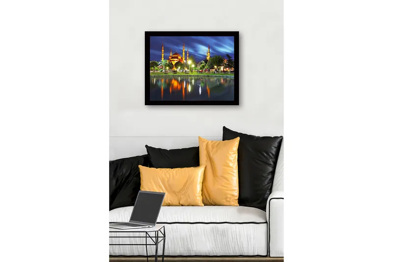 Indrammet lærredstryk i træ - 41x56 cm - Storslået moské med oplyste minareter ved en spejlblank sø - Orange / Grøn / Blå - Boligtilbehør - Billeder & kunst