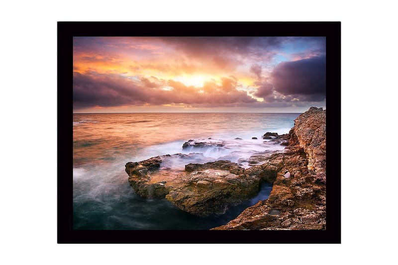 Indrammet lærredstryk i træ - 41x56 cm - Storslået solnedgang over havet med klippeformationer i forgrunden, Orange / Blå / Grå