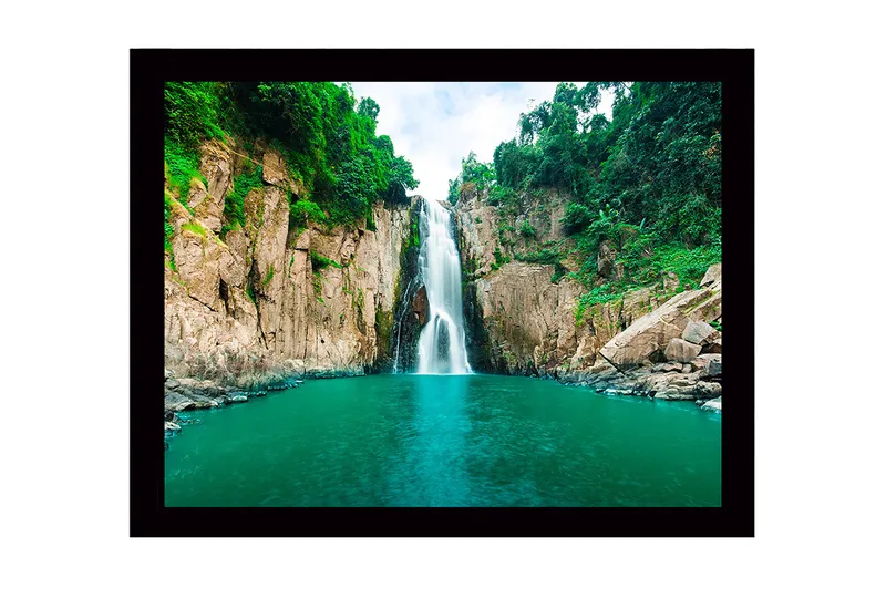 Indrammet lærredstryk i træ - 41x56 cm - Storslået vandfald, der falder ned i en klar, turkis sø omgivet af frodigt grønt, Turkis / Grøn / Beige