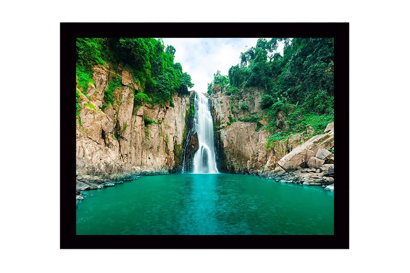 Indrammet lærredstryk i træ - 41x56 cm - Storslået vandfald, der falder ned i en klar, turkis sø omgivet af frodigt grønt, Turkis / Grøn / Beige
