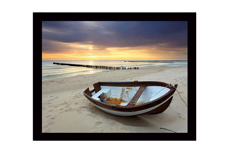 Indrammet lærredstryk i træ - 41x56 cm - Strand med en gammel båd i solnedgangens lys, Blå / Orange / Hvid