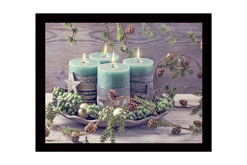 Indrammet lærredstryk i træ - 41x56 cm - Tændte lys i en vinterdekoration med grangrene og kogler, Grøn / Lyseblå / Beige