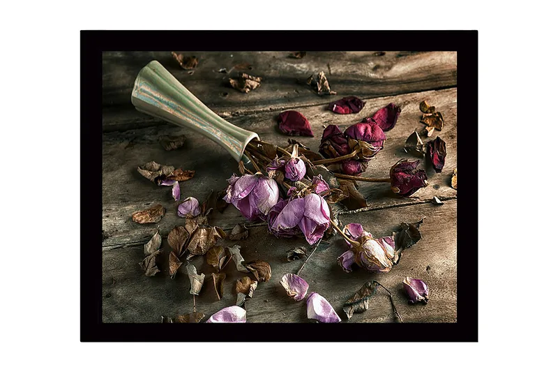 Indrammet lærredstryk i træ - 41x56 cm - Tørrede roser i en vase på et træbord, Lilla / Brun / Grå