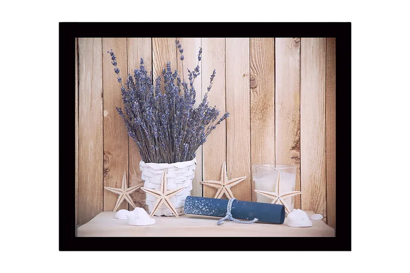 Indrammet lærredstryk i træ - 41x56 cm - Tørret lavendel i en hvid kurv med søstjerner og en rulle papir, Lilla / Hvid / Blå
