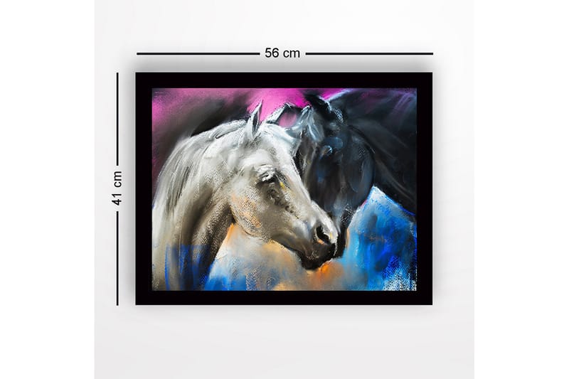 Indrammet lærredstryk i træ - 41x56 cm - To heste i kontrastfarver, en hvid og en sort, mødes i en dynamisk komposition - Hvid / Sort / Blå - Boligtilbehør - Billeder & kunst