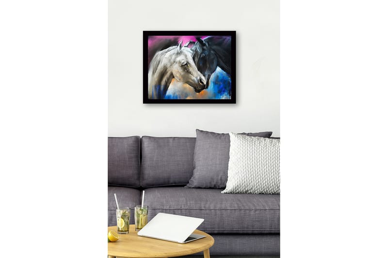 Indrammet lærredstryk i træ - 41x56 cm - To heste i kontrastfarver, en hvid og en sort, mødes i en dynamisk komposition - Hvid / Sort / Blå - Boligtilbehør - Billeder & kunst