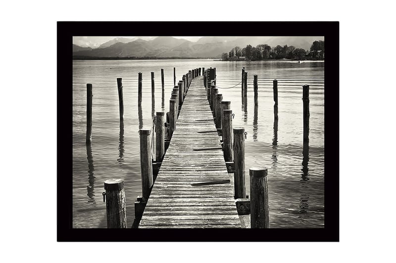 Indrammet lærredstryk i træ - 41x56 cm - Træmole strækker sig over stille vand, Sort / Hvid / Grå