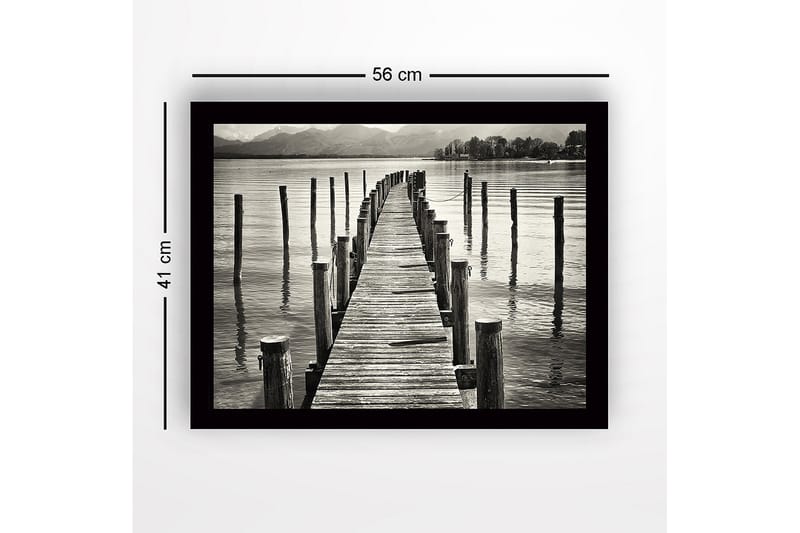 Indrammet lærredstryk i træ - 41x56 cm - Træmole strækker sig over stille vand - Sort / Hvid / Grå - Boligtilbehør - Billeder & kunst