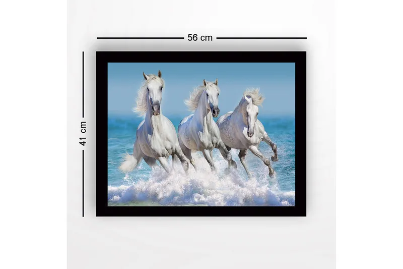 Indrammet lærredstryk i træ - 41x56 cm - Tre hvide heste galoperer gennem bølgerne - Hvid / Blå / Turkis - Boligtilbehør - Billeder & kunst