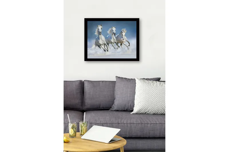 Indrammet lærredstryk i træ - 41x56 cm - Tre hvide heste galoperer gennem vand - Hvid / Lyseblå - Boligtilbehør - Billeder & kunst