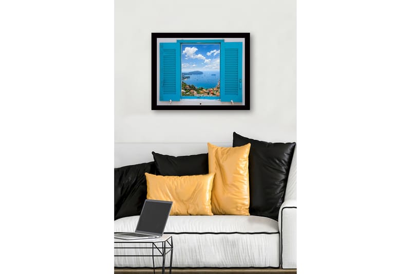 Indrammet lærredstryk i træ - 41x56 cm - Udsigt gennem en åben skodde mod havet og himlen - Blå / Grøn / Hvid - Boligtilbehør - Billeder & kunst
