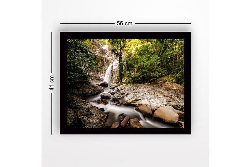 Indrammet lærredstryk i træ - 41x56 cm - Vandfald der flyder gennem et frodigt skovmiljø - Grøn / Grå / Brun - Boligtilbehør - Billeder & kunst