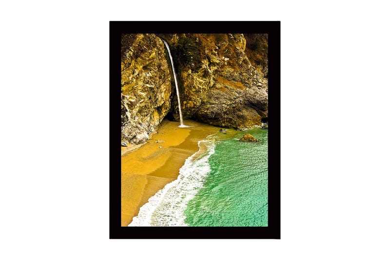 Indrammet lærredstryk i træ - 41x56 cm - Vandfald der løber ud i en strandbugt omgivet af klipper, Guld / Turkis / Grå
