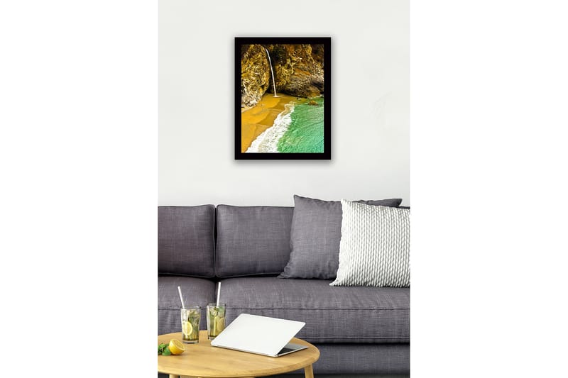 Indrammet lærredstryk i træ - 41x56 cm - Vandfald der løber ud i en strandbugt omgivet af klipper - Guld / Turkis / Grå - Boligtilbehør - Billeder & kunst