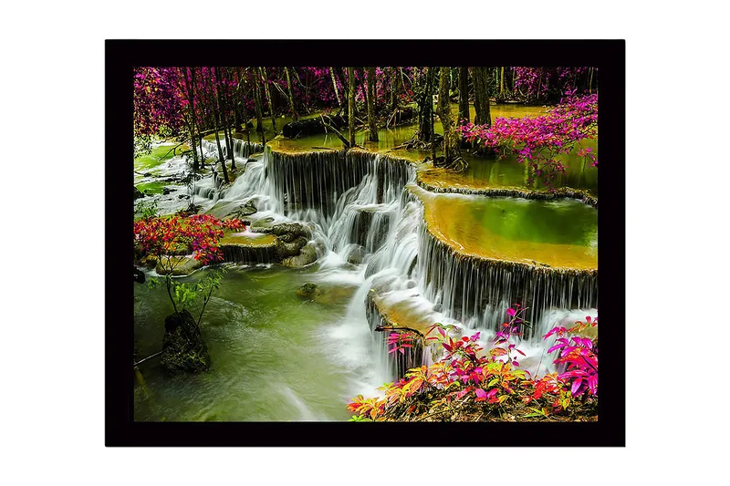 Indrammet lærredstryk i træ - 41x56 cm - Vandfald omgivet af farverige blomster og grønt, Grøn / Lyserød / Gul