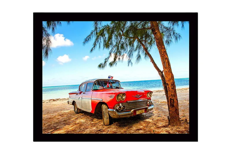 Indrammet lærredstryk i træ - 41x56 cm - Veteranbil på stranden med palmer i baggrunden - Rød / Hvid / Grå - Boligtilbehør - Billeder & kunst