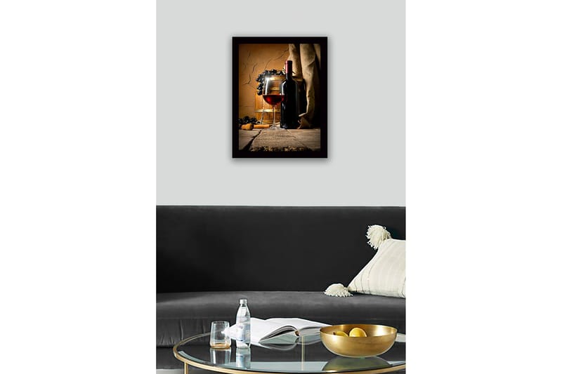 Indrammet lærredstryk i træ - 41x56 cm - Vinflaske og glas med rødvin omgivet af druer og egetræsfade - Rød / Sort / Brun - Boligtilbehør - Billeder & kunst