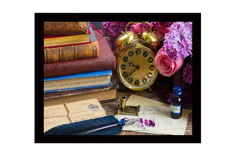 Indrammet lærredstryk i træ - 41x56 cm - Vintage skrivebordsscene med bøger, ur og blomster, Guld / Lilla / Lyserød