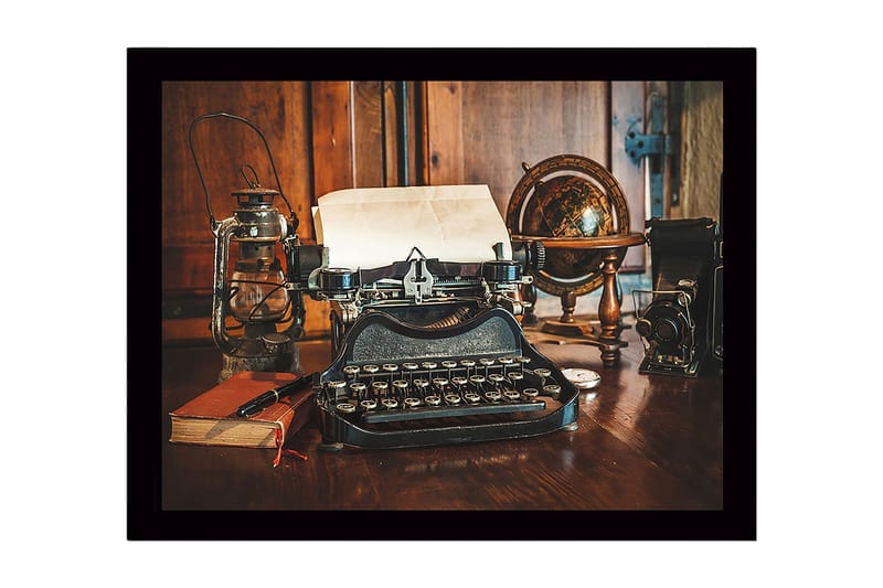 Indrammet lærredstryk i træ - 41x56 cm - Vintage skrivemaskine med papir og klassiske genstande i baggrunden, Sort / Brun / Guld