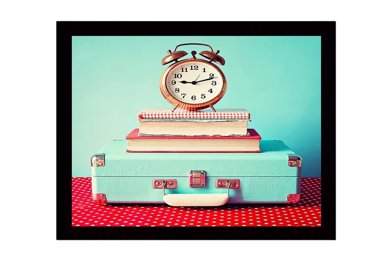 Indrammet lærredstryk i træ - 41x56 cm - Vintage ur på stablede bøger oven på en kuffert, Turkis / Rød / Hvid