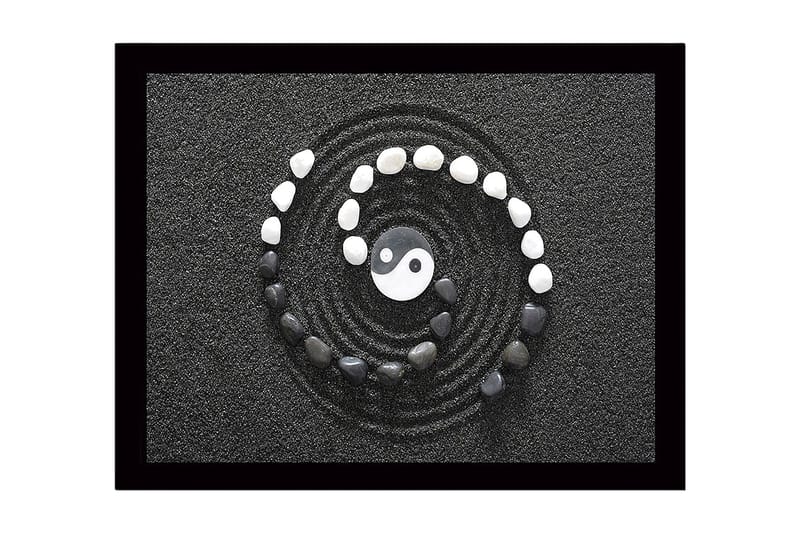 Indrammet lærredstryk i træ - 41x56 cm - Yin og Yang symbol i en spiral af sten på sort sand, Sort / Hvid / Grå