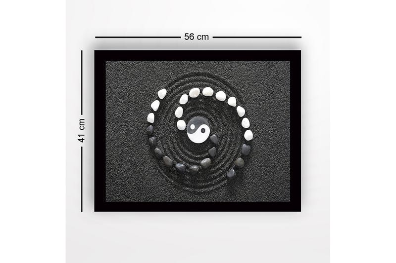Indrammet lærredstryk i træ - 41x56 cm - Yin og Yang symbol i en spiral af sten på sort sand - Sort / Hvid / Grå - Boligtilbehør - Billeder & kunst