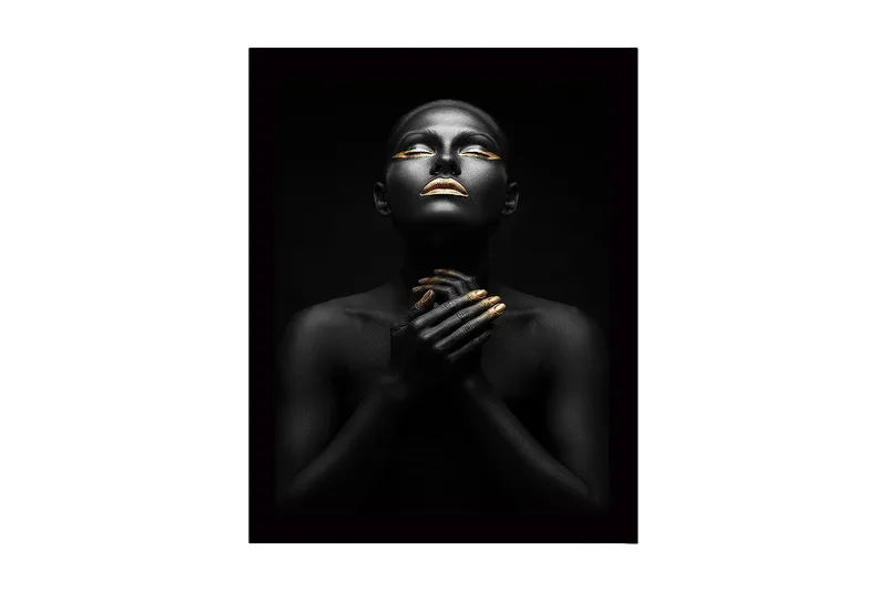 Indrammet lærredstryk i træ - 41x56 cm - Portræt af en kvinde med sort hud og gyldne detaljer, Sort / Guld