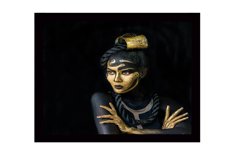 Indrammet lærredstryk i træ - 41x56 cm - Portræt af en kvinde med gylden makeup og detaljerede mønstre, Guld / Sort