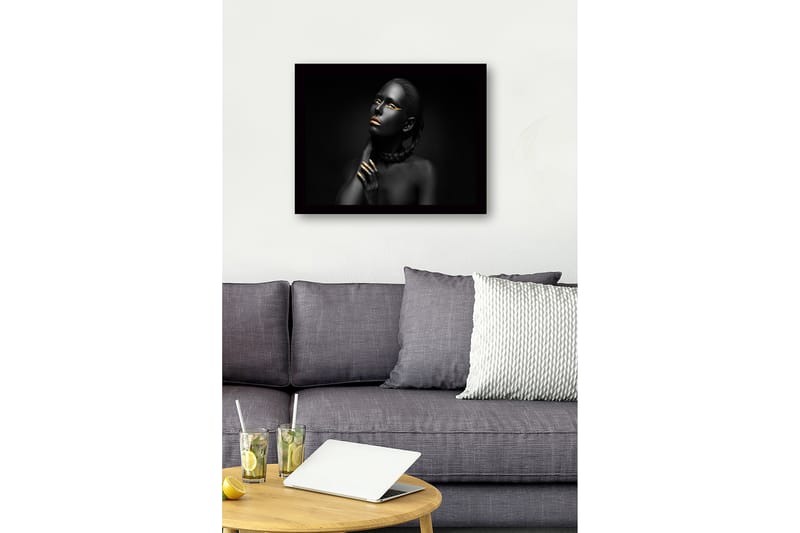 Indrammet lærredstryk i træ - 41x56 cm - Portræt af en kvinde med sort hud og gyldne detaljer - Sort / Guld - Boligtilbehør - Billeder & kunst