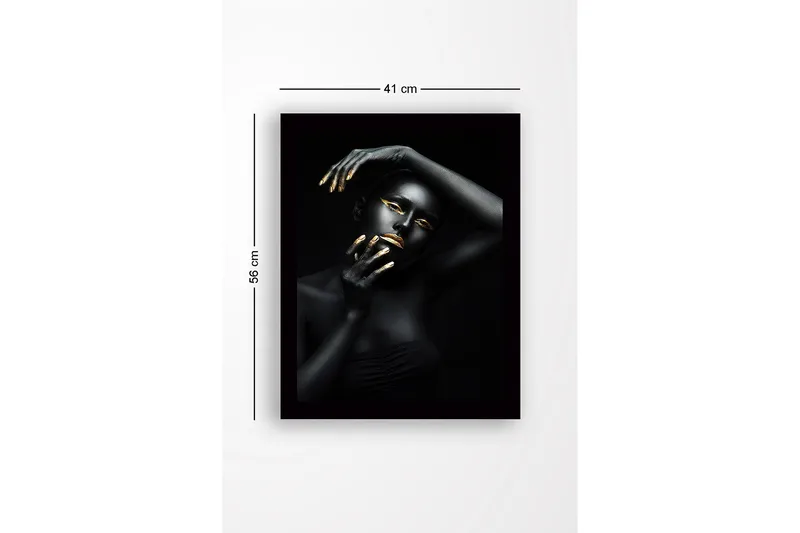 Indrammet lærredstryk i træ - 41x56 cm - Portræt af en kvinde med sort kropsmaling og gyldne detaljer - Sort / Guld - Boligtilbehør - Billeder & kunst