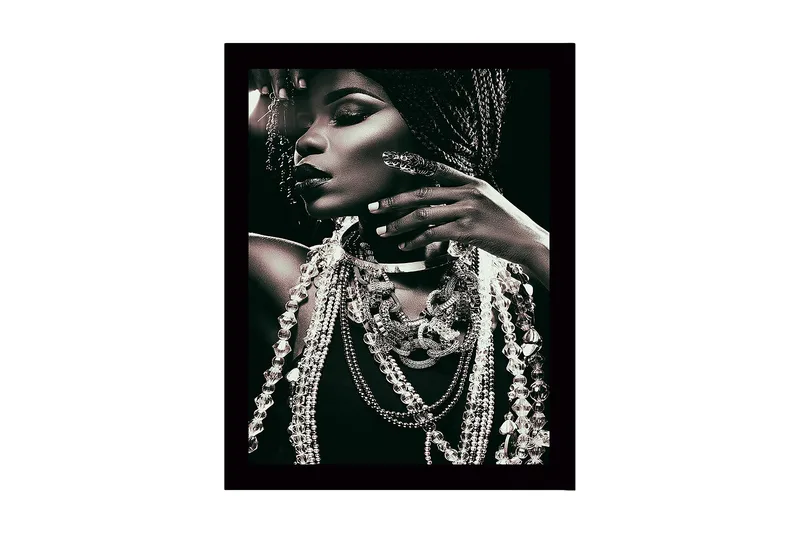 Indrammet lærredstryk i træ - 41x56 cm - Portræt af en kvinde med smykker og flettet hår, Sort / Hvid / Grå