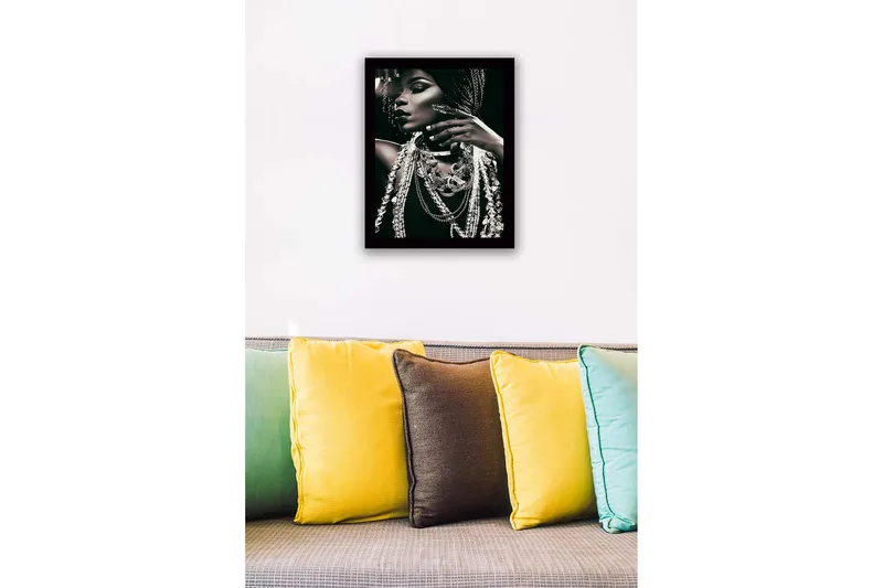Indrammet lærredstryk i træ - 41x56 cm - Portræt af en kvinde med smykker og flettet hår - Sort / Hvid / Grå - Boligtilbehør - Billeder & kunst