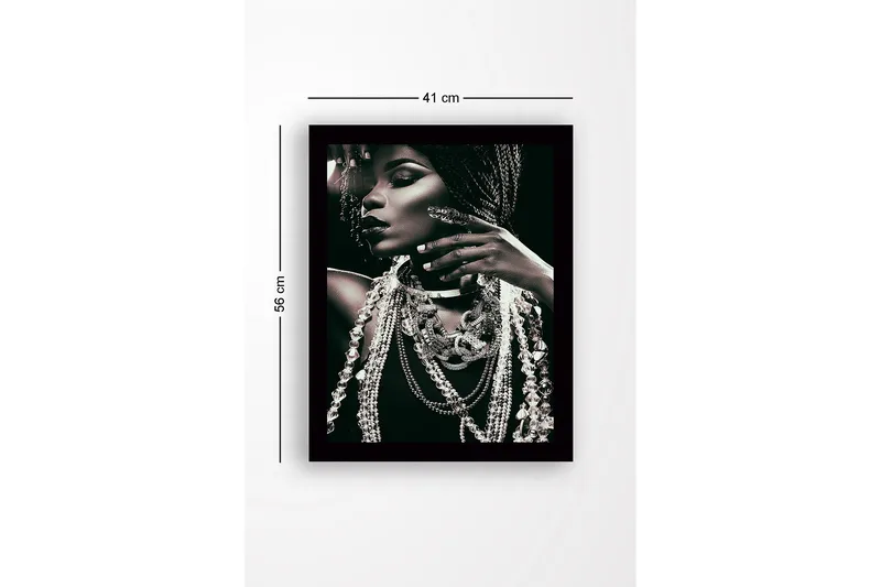 Indrammet lærredstryk i træ - 41x56 cm - Portræt af en kvinde med smykker og flettet hår - Sort / Hvid / Grå - Boligtilbehør - Billeder & kunst